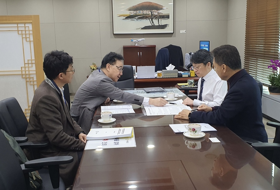 ▲ 하승철 하동군수가 지난 14일 홍지선 국토교통부 제2차관과 정채교 종합교통정책관을 만나 철도·도로 현안 사업을 설명하고, 이어서 행정안전부 교부세과를 찾아 재정지원을 요청했다.ⓒ하동군