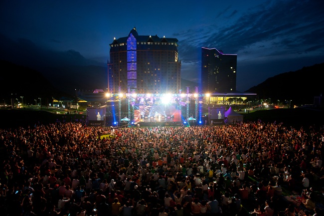 ▲ 하이원리조트 여름성수기 공연 모습. ⓒ강원랜드