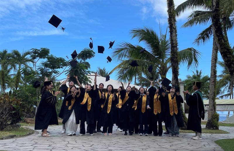 ▲ 백석대가 해외 취업으로 졸업식에 참석하지 못하는 학생생들을 위해 해외 취업 현장으로 찾아가 개최하는 졸업식 모습.ⓒ백석대