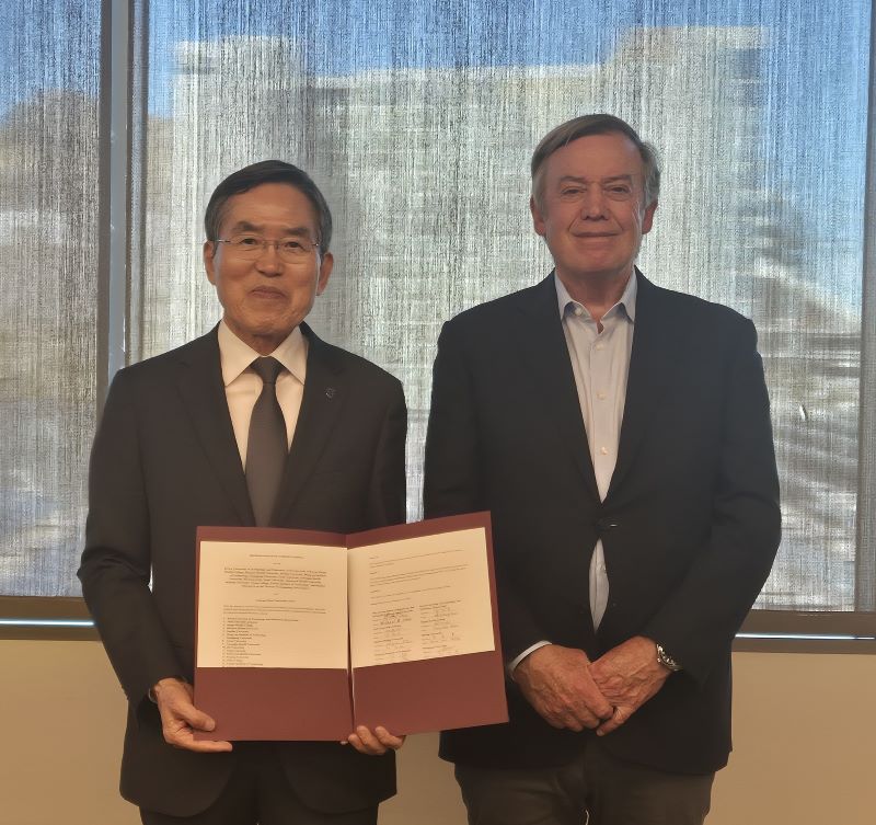 ▲ 한기대 유길상 총장과 애리조나주립대 마이클 크로우 총장이 업무협약을 맺고 기념촬영을 하고 있다.ⓒ한기대
