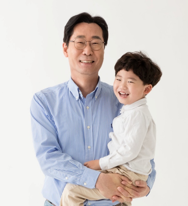 ▲ 아이를 안고 있는 정명근 시장(자료사진)ⓒ화성시 제공