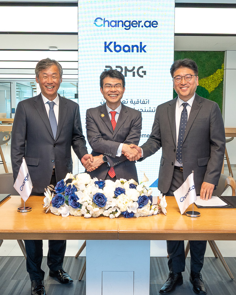 ▲ 최우형(왼쪽부터) 케이뱅크 은행장과 왕하오(Wang Hao) 체인저 부대표, 문범영 비피엠지 개발실장이 지난달 아랍에미리트 아부다비에서 진행된 업무협약식에서 기념 촬영을 하고 있다. ⓒ케이뱅크