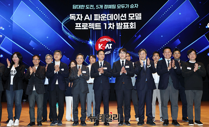 ▲ 배경훈 부총리 겸 과학기술정보통신부 장관, 하정우 청와대 AI미래기획수석 등을 비롯한 참석자들이 지난해 12월 30일 오후 서울 강남구 코엑스에서 열린 '독자 AI 파운데이션 모델' 프로젝트 1차 발표회에서 기념촬영을 하고 있다.ⓒ뉴데일리DB