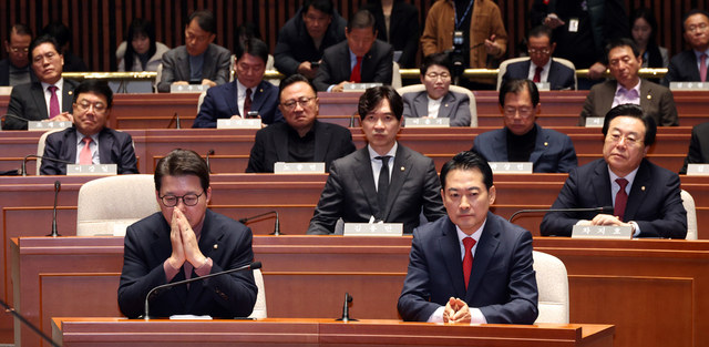 ▲ 장동혁 국민의힘 대표가 15일 서울 여의도 국회에서 열린 의원총회에서 송언석 원내대표 발언을 듣고 있다. ⓒ뉴시스