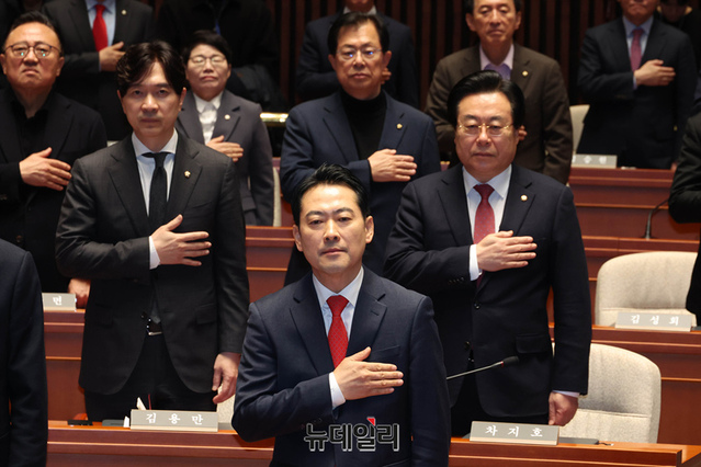 ▲ 장동혁 국민의힘 대표와 송언석 원내대표가 15일 국회에서 열린 의원총회에서 국민의례를 하고 있다. ⓒ이종현 기자