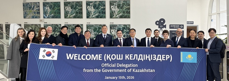 ▲ 최형욱 행복청 차장(왼쪽 열번 째)과 알리셰르 압디카드리오프 알라타우시 총괄청장(왼쪽 아홉번 째) 등 카자흐스탄 방문단이 행복도시 홍보관에서 기념촬영을 하고 있다. ⓒ행복청