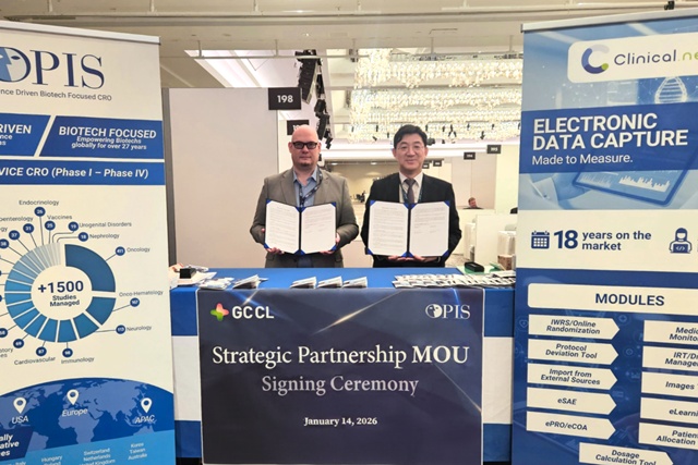 ▲ 지오반니 트롤레세 OPIS 부사장(좌)과 조관구 지씨씨엘 대표가 협약 체결 후 기념촬영을 하고 있다. ⓒGC