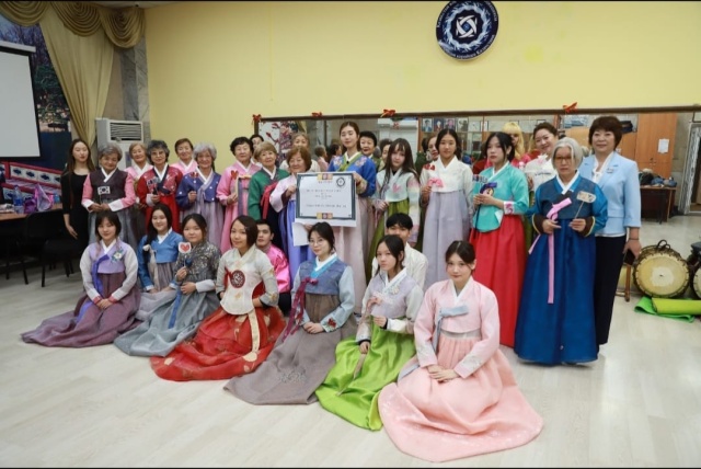 ▲ 한복을 선물받은 카자흐스탄 고려인들ⓒ평택시 제공