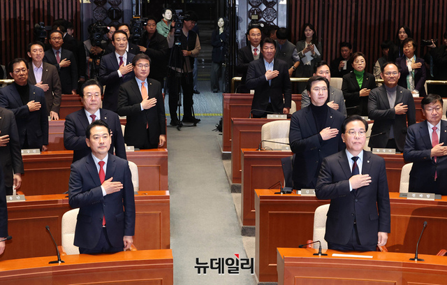 ▲ 장동혁 국민의힘 대표와 송언석 원내대표가 15일 국회에서 열린 의원총회에서 국민의례를 하고 있다. ⓒ이종현 기자