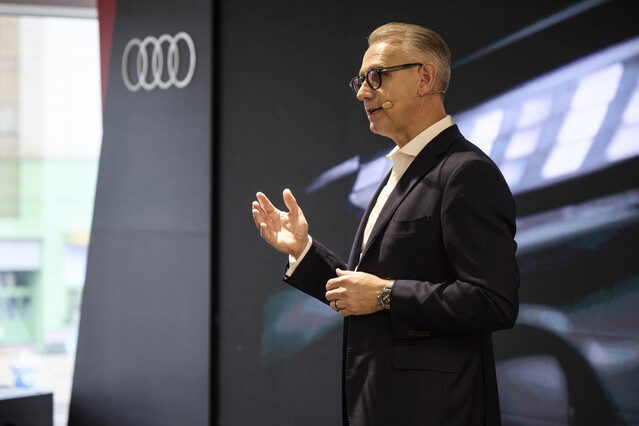 ▲ 스티브 클로티 아우디코리아 사장이 15일 서울 강남구 아우디 도산대로 전시장에서 열린 '신년 미디어 라운드테이블'에서 올해 전략과 방향성을 공유하고 있다. ⓒ아우디코리아