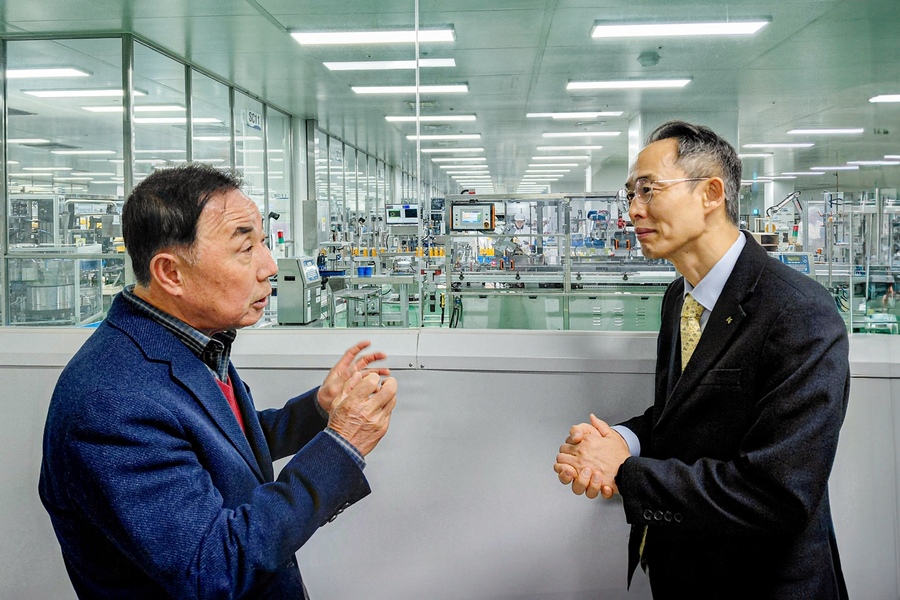 ▲ 황기연 한국수출입은행장(오른쪽)이 15일 충북 음성에 위치한 코스메카코리아 본사를 방문해 지재성 코스메카코리아 부회장과 대화 중이다. ⓒ한국수출입은행