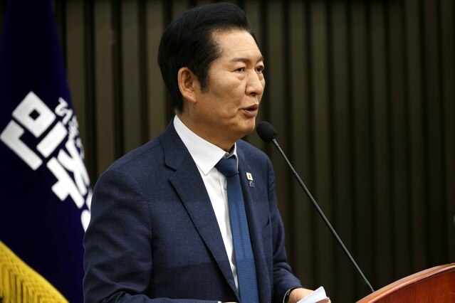 ▲ 정청래 더불어민주당 대표가 15일 오전 서울 여의도 국회에서 열린 의원총회에서 발언을 하고 있다. ⓒ뉴시스