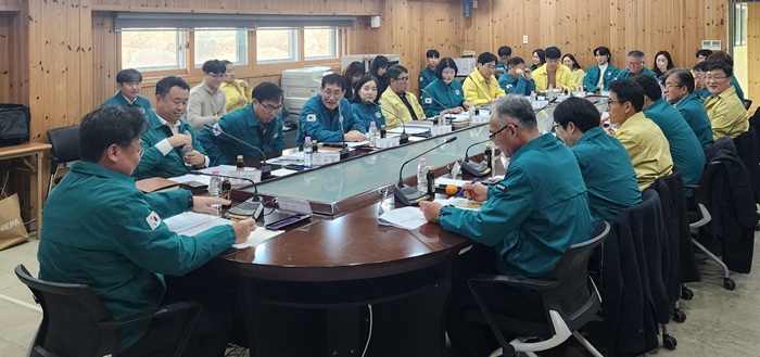 ▲ 충남도가 15일 홍성 용봉산자연휴양림 산림전시관에서 재선충병 방제 추진계획과 중점 대응방안에 대해 도·시군 산림부서 기관장 회의를 하고 있다.ⓒ충남도