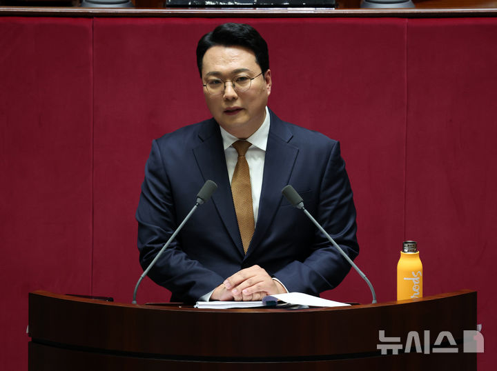 ▲ 천하람 개혁신당 원내대표가 15일 오후 서울 여의도 국회에서 열린 제431회국회(임시회) 제1차 본회의에서 '윤석열ㆍ김건희에 의한 내란ㆍ외환 및 국정농단 행위의 진상 규명을 위한 특별검사 임명 등에 관한 법률안(수정, 이성윤의
원 대표발의)'에 대한 무제한토론을 하고 있다. ⓒ뉴시스