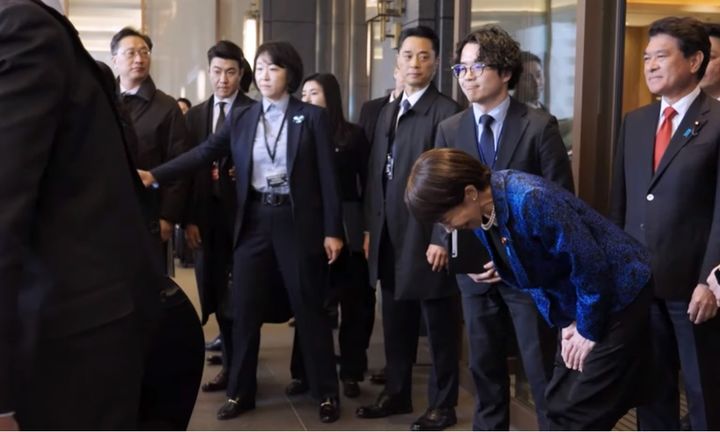 ▲ 중국 관영 글로벌타임스는 14일 다카이치 사나에 일본 총리가 나라현 호류지 방문을 마치고 떠나는 이재명 대통령에게 깊이 고개 숙여 작별 인사하는 사진을 실었다.ⓒ뉴시스