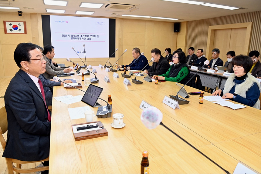 ▲ 15일 개최된 하남시 공약이행평가단 회의 중 이현재 하남시장이 민선 8기 공약사업 추진 현황을 설명하고 있다 ⓒ하남시 제공