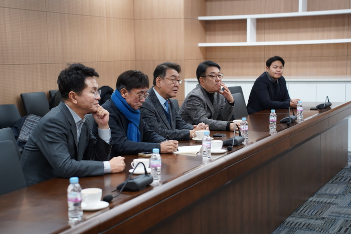 ▲ 더불어민주당 고남석 인천시당위원장, 김교흥·박찬대·허종식 의원과 조택상 중구·강화·옹진 지역위원장 등이 15일 재외동포청을 방문해 김경협 재외동포청장에게 ‘서울 이전 검토’ 철회를 촉구하고 있다. ⓒ더불어민주당 인천시당 제공