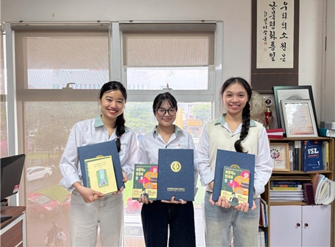 ▲ 사이버한국외국어대학교 KF 글로벌 e-스쿨 사업팀이 시행한 'CUFS KF 글로벌 e-스쿨을 활용한 나만의 학습법' 공모전에서 최우수상을 받은 베트남 동아대학교 학생들이 상장을 들고 웃고 있다.ⓒ사이버한국외대