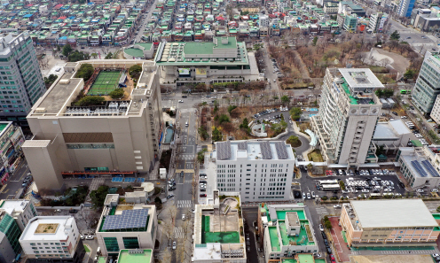 ▲ 2022년 당시 나란히 서 있는 인천경찰청과 롯데백화점 ⓒ연합뉴스 제공