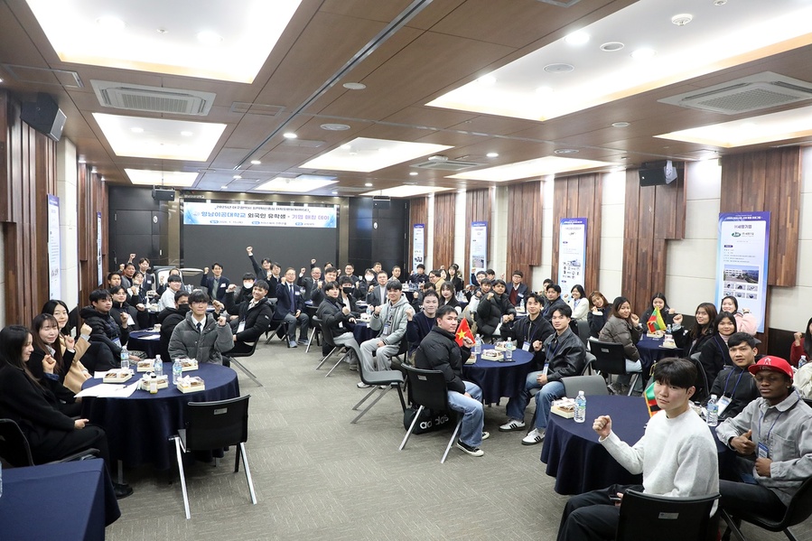 ▲ 행사를 마치고 참석자들이 기념사진을 촬영하고 있다.ⓒ영남이공대