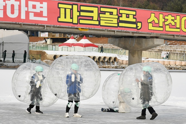 ▲ 15일 2026 얼음나라 화천산천어축제가 열리고 있는 화천천에서 수많은 관광객들이 축제 프로그램을 즐기고 있다. ⓒ화천군
