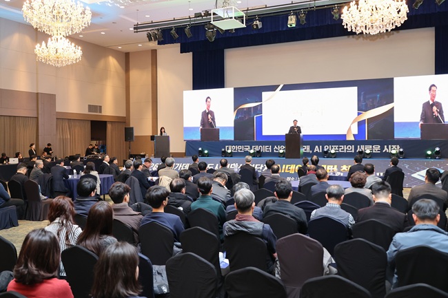 ▲ 메가데이타코리아가 15일 원주시 단구동에 조성하는 총 설비용량 99MW의 하이퍼스케일 인공지능(AI) 데이터센터 건축 사업 착공식을 호텔인터불고 원주에서 개최했다. ⓒ원주시