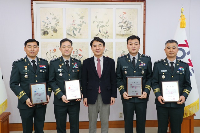 ▲ 김진태 강원특별자치도지사가 15일 도청 통상상담실에서 2025년도 '군의 우리도민운동' 우수부대와 자랑스러운 강원국방대상 수상자에 대한 표창패 수여식을 가졌다. ⓒ강원특별자치도