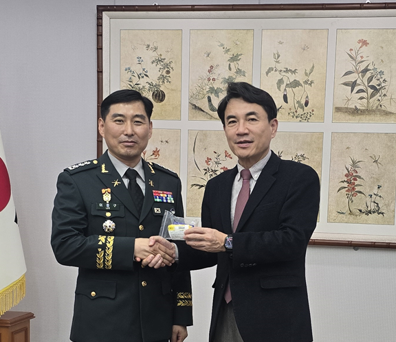 ▲ 제21보병사단 대령 이중구 행정부사단장은 그 동안 본인이 헌혈해서 모은 헌혈증서 111장을 강원도민을 위해 사용해 달라며 김진태 강원특별도지사에게 전달했다. ⓒ강원특별자치도