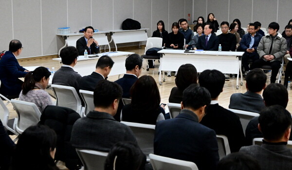 ▲ 유정복 인천시장이 15일 중구 상상플랫폼에서 열린 '2026 주요업무보고회(인천관광공사, 인천문화재단)'에서 직원과 대화하고 있다.ⓒ 인천시 제공