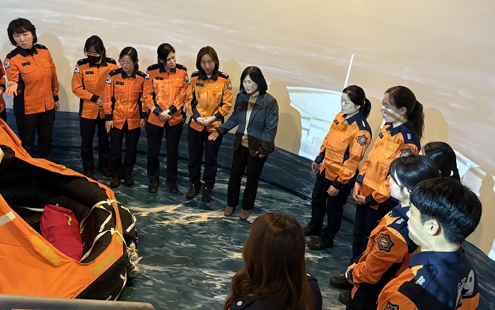 ▲ 충남소방본부가 천안시 파견 공무원에게 장비를 설명하고 있다,ⓒ충남소방본부