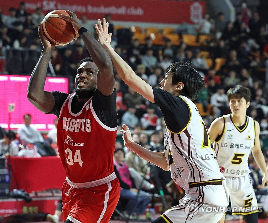 ▲ SK가 워니의 더블더블을 앞세워 챔피언 LG를 격파했다.ⓒKBL 제공