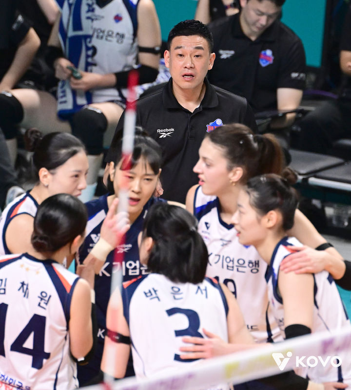 ▲ 기업은행이 GS칼텍스를 꺾고 시즌 첫 5연승에 성공했다.ⓒKOVO 제공