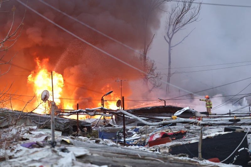 ▲ 16일  화재가 발생한 서울 개포동 구룡마을에 불길이 보이고 있다. ⓒ뉴시스