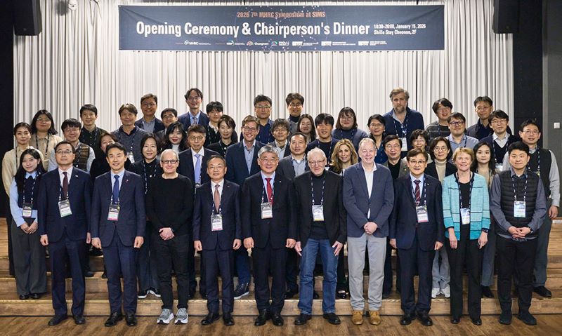 ▲ 신라스테이 천안에서 열린 '제7회 대사질환조직 항상성 연구센터(MHRC) 국제심포지엄' 참가자들이 기념촬영을 하고 있다.ⓒ순천향대