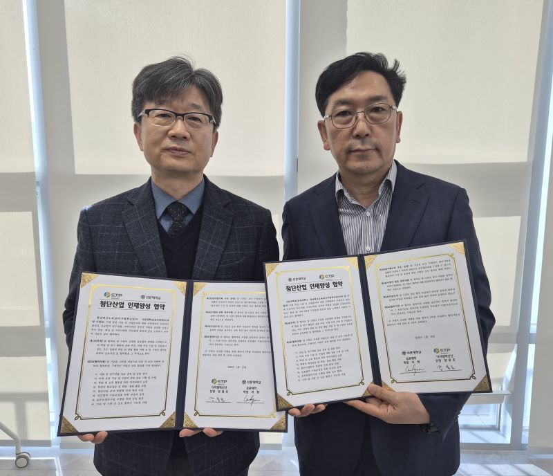 ▲ 선문대와 충남테크노파크 디지털혁신단이 첨단산업 인재양성과 AI 분야 협력을 위한 업무협약(MOU)을 체결하고 기념촬영을 하고 있다.ⓒ선문대