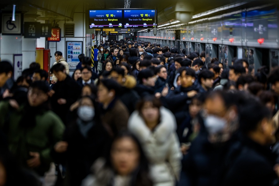 ▲ 서울 시내버스 파업이 이어지고 있는 14일 서울 종로구 광화문역이 시민들로 붐비고 있다. ⓒ뉴시스