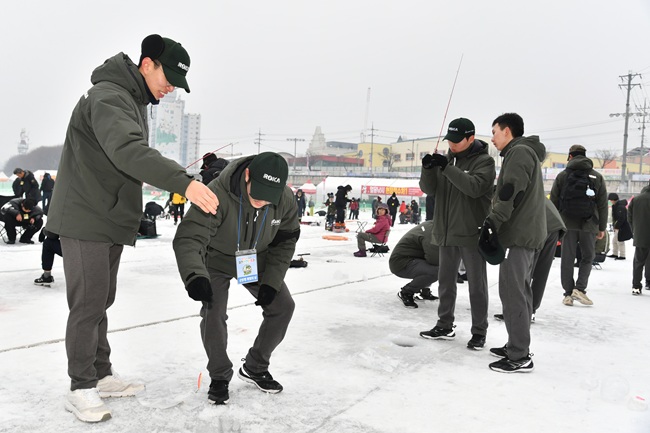 ▲ 2026 화천산천어축제 '군부대의 날' 행사가 16일 축제장 일대에서 진행됐다. 행사에 참여한 장병들이 모처럼 훈련의 피로를 잊고 즐거운 시간을 보내고 있다. ⓒ화천군