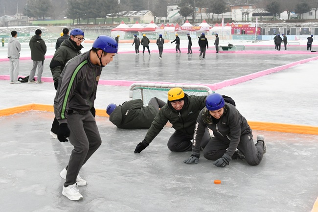 ▲ 2026 화천산천어축제 '군부대의 날' 행사가 16일 축제장 일대에서 진행됐다. 행사에 참여한 장병들이 모처럼 훈련의 피로를 잊고 즐거운 시간을 보내고 있다. ⓒ화천군