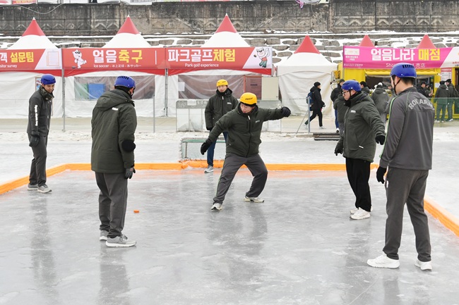 ▲ 2026 화천산천어축제 '군부대의 날' 행사가 16일 축제장 일대에서 진행됐다. 행사에 참여한 장병들이 모처럼 훈련의 피로를 잊고 즐거운 시간을 보내고 있다. ⓒ화천군