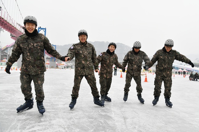 ▲ 2026 화천산천어축제 '군부대의 날' 행사가 16일 축제장 일대에서 진행됐다. 행사에 참여한 장병들이 모처럼 훈련의 피로를 잊고 즐거운 시간을 보내고 있다.
ⓒ화천군