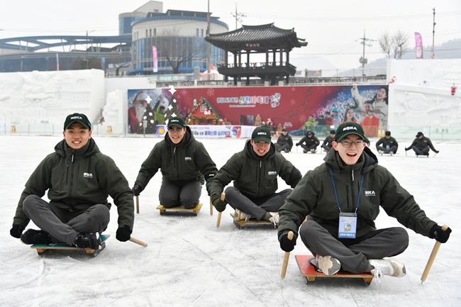 ▲ 2026 화천산천어축제 '군부대의 날' 행사가 16일 축제장 일대에서 진행됐다. 행사에 참여한 장병들이 모처럼 훈련의 피로를 잊고 즐거운 시간을 보내고 있다.
ⓒ화천군