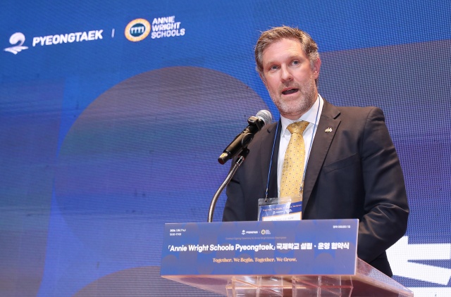 ▲ 장학 프로그램 구상을 밝히는 애니 라이트 스쿨 제이크 과드놀라 총교장ⓒ평택시 제공
