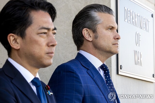 ▲ 고이즈미 신지로 일본 방위상과 피트 헤그세스 미국 국방부 장관이 15일(현지시각) 미국 워싱턴 D.C.국방부에서 만나 환영 행사를 지켜보고 있다. 출처=EPAⓒ연합뉴스
