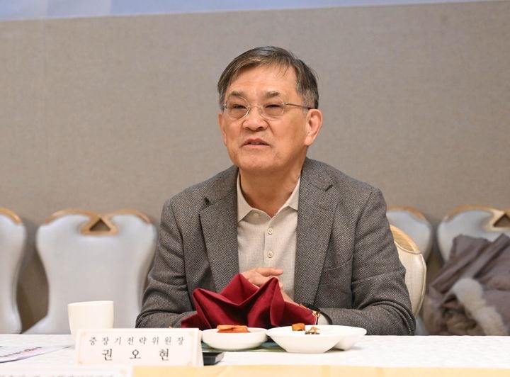 ▲ 권오현 중장기전략위원장이 지난해 11월14일 서울 종로구 정부서울청사에서 열린 '제7기 중장기전략위원회 출범식'에서 인사말을 하고 있는 모습. (사진=기획재정부 제공) 2025.11.14. ⓒ뉴시스