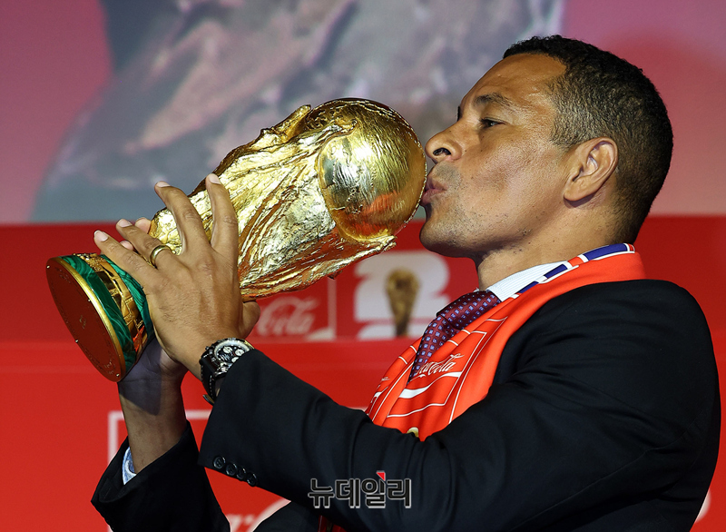[포토] 월드컵에 입맞추는 지우베르투 시우바 선수