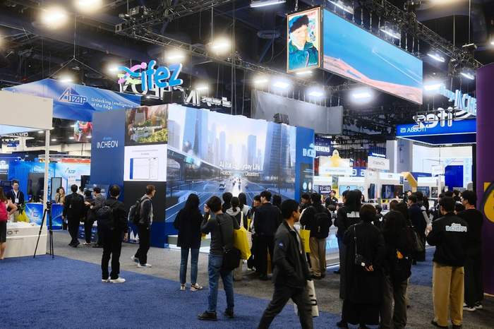 ▲ 미국 라스베이거스에서 열린 'CES 2026’ 인천-경제자유구역(IFEZ) 홍보관을 찾은 방문객들이 인천 발전상을 관람하고 있다. ⓒ인천경제청 제공