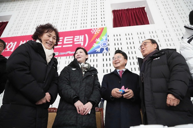 ▲ 이수경 대한빙상경기연맹 회장과 육동한 춘천시장이 16일 송암스포츠타운 빙상장을 찾아 쇼트트랙 경기를 참관했다. ⓒ춘천시
