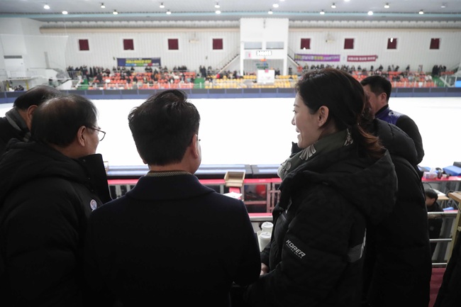 ▲ 이수경 대한빙상경기연맹 회장과 육동한 춘천시장이 16일 송암스포츠타운 빙상장을 찾아 쇼트트랙 경기를 참관했다. ⓒ춘천시