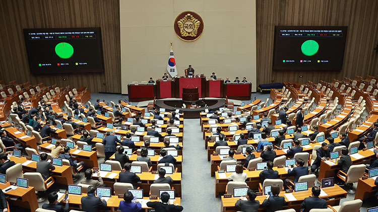 ▲ 16일 국회에서 열린 1월 임시국회 본회의에서 윤석열ㆍ김건희에 의한 내란ㆍ외환 및 국정농단 행위의 진상규명을 위한 특별검사 임명 등에 관한 법률안이 국민의힘이 불참한 채 더불어민주당 주도로 처리되고 있다. ⓒ연합뉴스