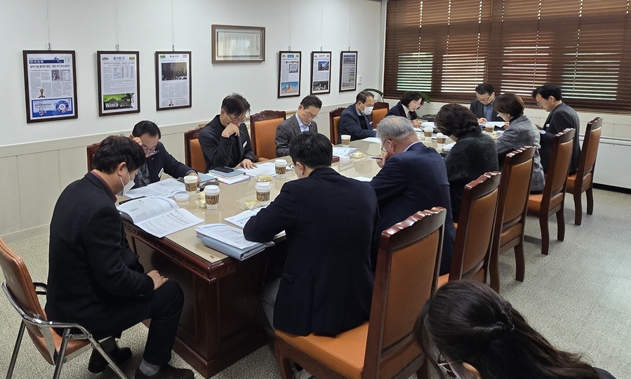 ▲ 영천시는 16일 시청 소통실에서 최기문 시장 주재로 부시장, 국·소장 등 17명이 참석한 가운데 ‘청렴영천추진단 제1차 회의’를 열었다.ⓒ영천시